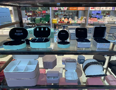 New Arrival Heart Shape Small Velvet Travel Jewellery Organizer Case Beige Portable Jewelry Box supplier